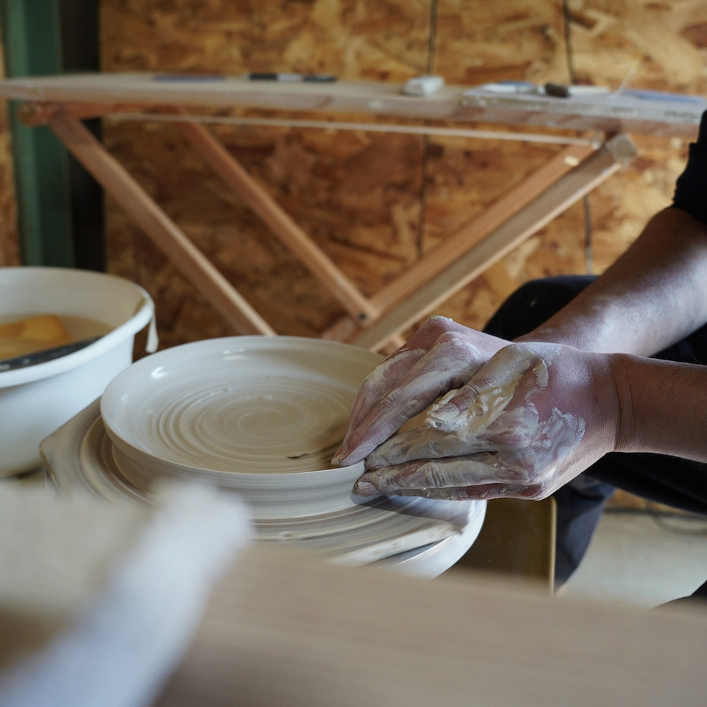 作家物　陶芸家　内田鋼一　白釉　 カップアンドソーサー　デミタス　銘あり 作家物 陶芸家 内田鋼一 白釉 カップアンドソーサー デミタス 銘あり