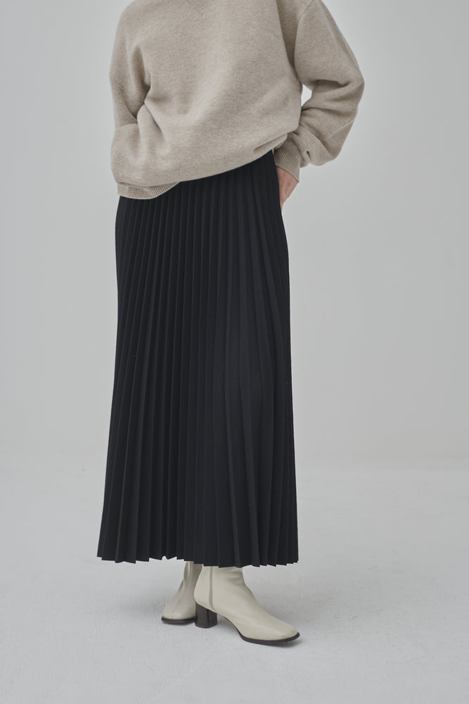 
            
                Load image into Gallery viewer, Wool Knit Smooth Pleate Skirt
            
        